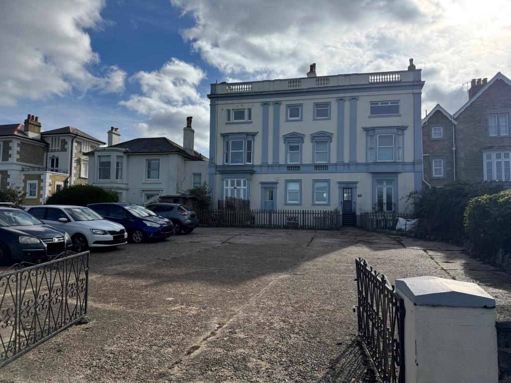 Lot: 103 - FLAT WITH PARKING FOR OCCUPATION, INVESTMENT OR HOLIDAY USE - A view from the seafront side